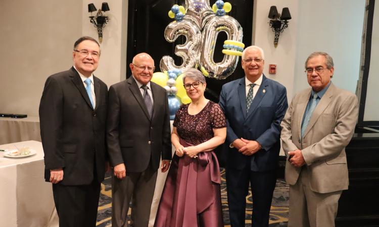 UNAH rinde homenaje a la Directora de la Revista Médica Hondureña por su trayectoria científica