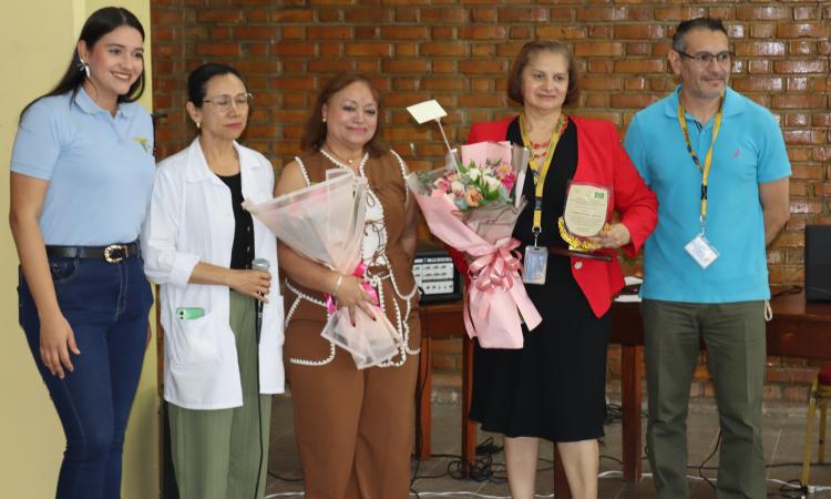 Revista Médica Hondureña reconoce trayectoria de la Dra. García y Licda.Sandra Barahona